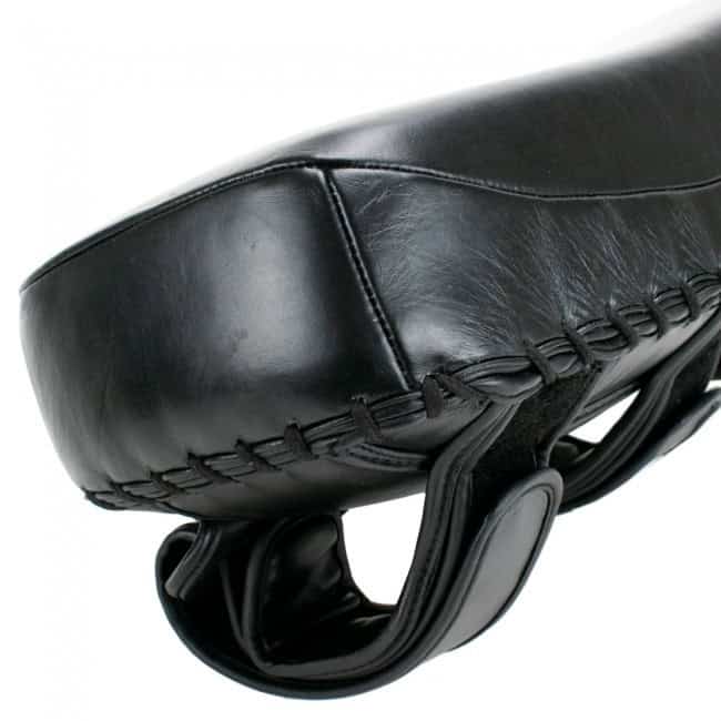 Close-up van de zwarte leren thaipads met zicht op de stevige stiksels en comfortabele handgreep voor optimale grip tijdens training.








