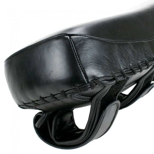Close-up van de zwarte leren thaipads met zicht op de stevige stiksels en comfortabele handgreep voor optimale grip tijdens training.








