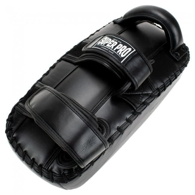 Zwarte leren Super Pro thaipads met stevige handvaten en verstelbare klittenbandsluitingen voor optimale grip en controle tijdens traptraining.








