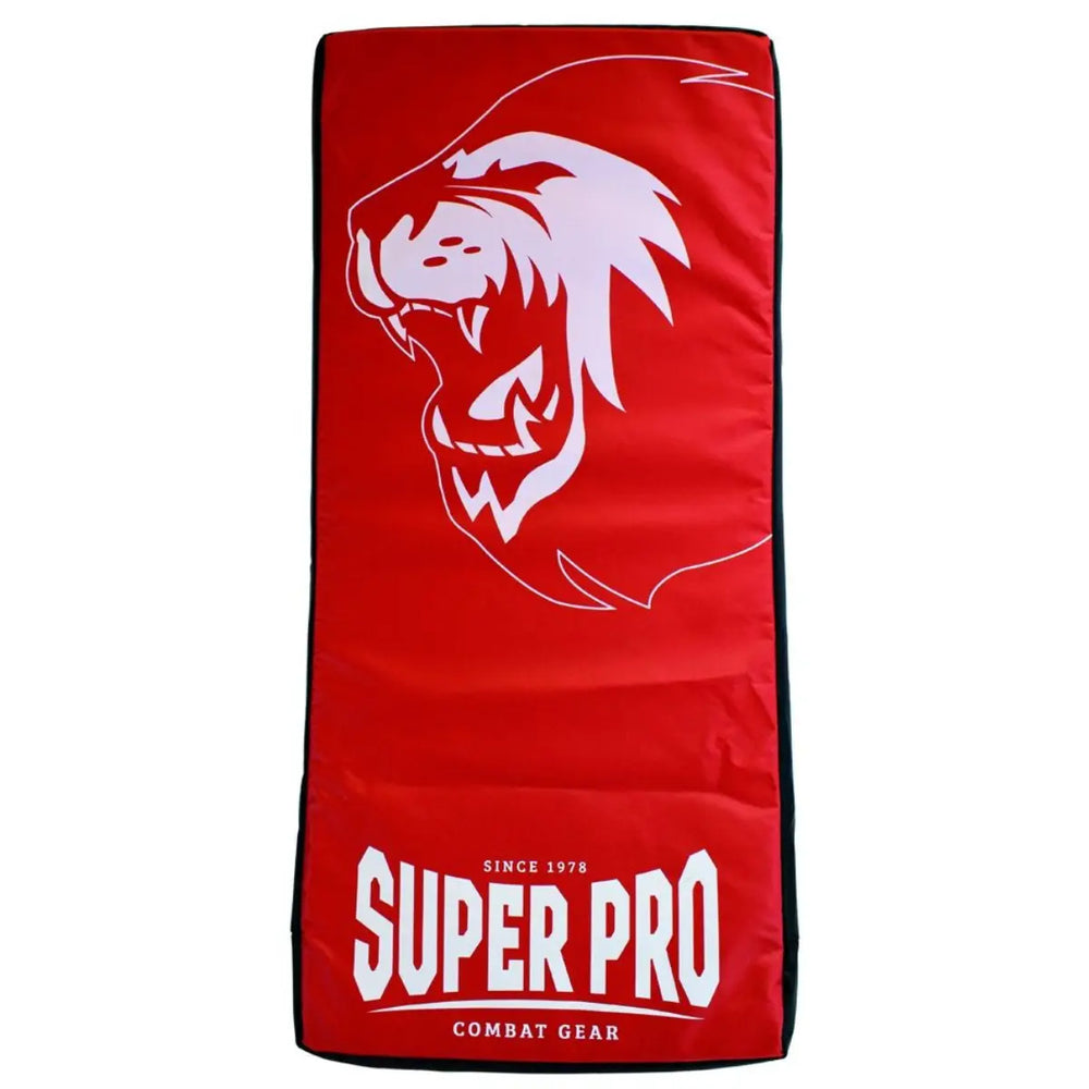 Rood Super Pro trapkussen met witte leeuwenkopprint en Super Pro Combat Gear logo aan de onderzijde.