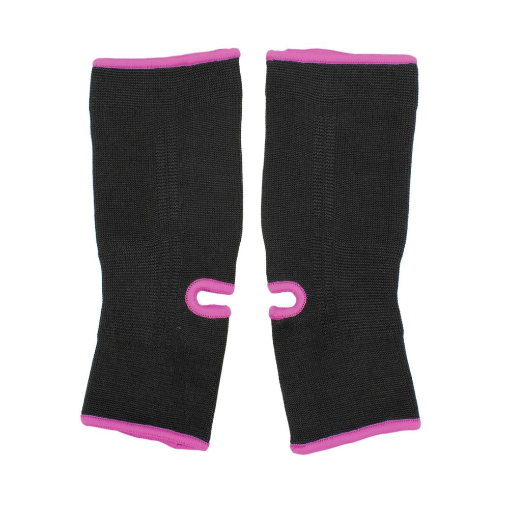 Zwarte Super Pro enkelkousen met roze afwerking langs de randen en opening. De elastische pasvorm biedt ondersteuning rond de enkel tijdens boksen, kickboksen en MMA.