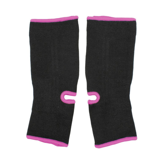 Zwarte Super Pro enkelkousen met roze afwerking langs de randen en opening. De elastische pasvorm biedt ondersteuning rond de enkel tijdens boksen, kickboksen en MMA.