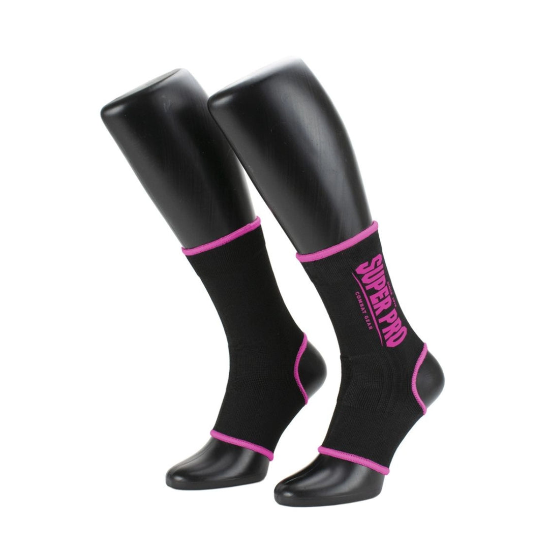 Zwarte Super Pro enkelkousen met roze afwerking, getoond op een beenmodel. De elastische enkelkousen bieden ondersteuning en comfort tijdens boksen, kickboksen en MMA.