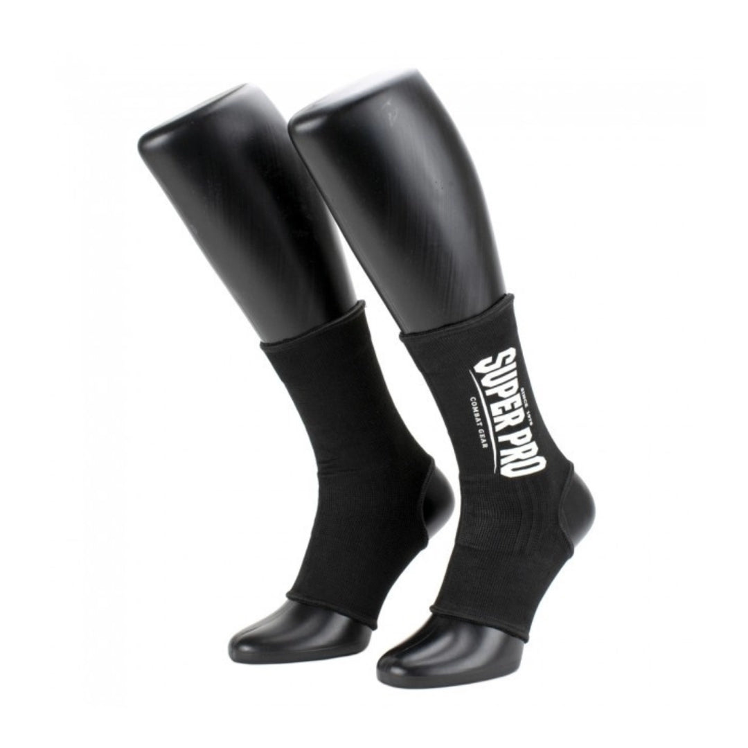 Zwarte Super Pro enkelkousen met elastische pasvorm, getoond op een beenmodel. De enkelkousen bieden ondersteuning en comfort tijdens boksen, kickboksen en MMA.
