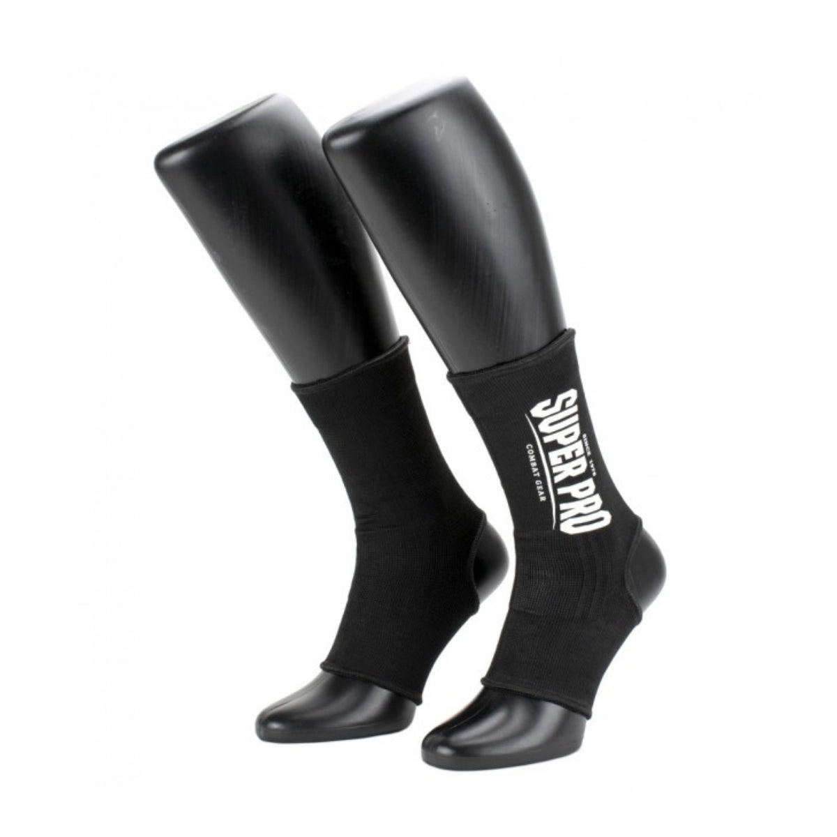 Zwarte Super Pro enkelkousen met elastische pasvorm, getoond op een beenmodel. De enkelkousen bieden ondersteuning en comfort tijdens boksen, kickboksen en MMA.