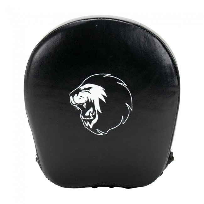 Zwarte focus mitt van Super Pro met een wit leeuw-logo, gemaakt van duurzaam materiaal voor effectieve trainingssessies.









