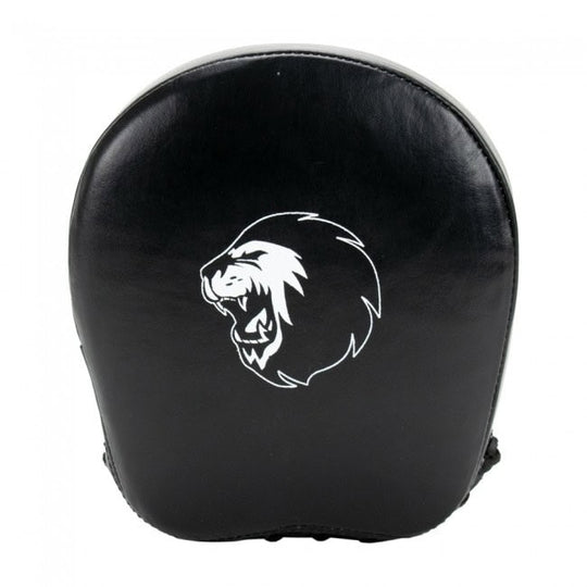 Zwarte focus mitt van Super Pro met een wit leeuw-logo, gemaakt van duurzaam materiaal voor effectieve trainingssessies.








