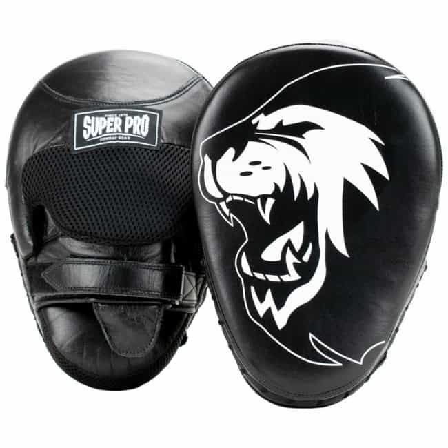 Zwarte Super Pro curved handpads van leer met witte leeuwprint en comfortabele handlus voor training en sparren









