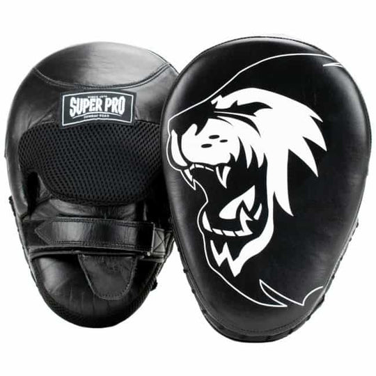 Zwarte Super Pro curved handpads van leer met witte leeuwprint en comfortabele handlus voor training en sparren








