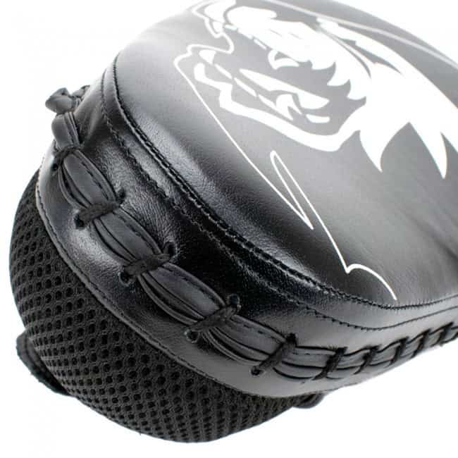Zwarte curved handpad van Super Pro, gemaakt van duurzaam leer met ademend mesh en stevige stiksels voor optimale bescherming en comfort tijdens trainingen.









