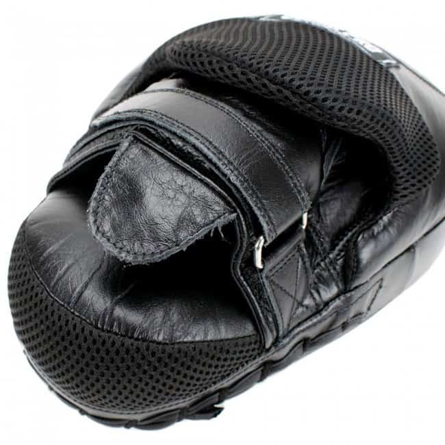 Zwarte Super Pro curved stootkussens van leer, ontworpen voor optimale grip en comfort met ademend mesh en stevige sluiting voor veilig gebruik tijdens trainingen.








