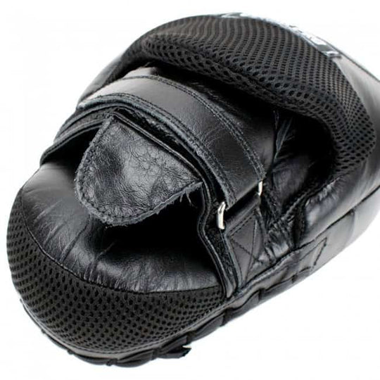 Zwarte Super Pro curved stootkussens van leer, ontworpen voor optimale grip en comfort met ademend mesh en stevige sluiting voor veilig gebruik tijdens trainingen.








