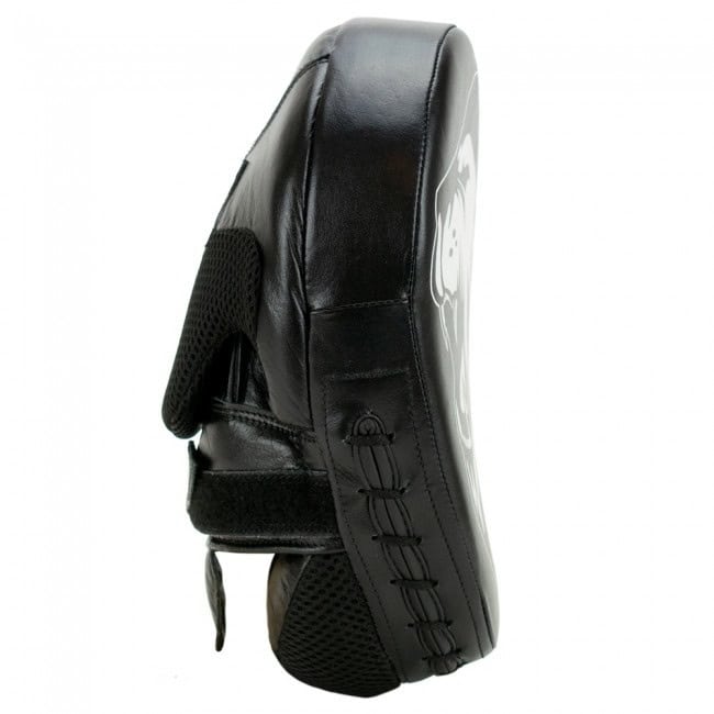 Zwarte Super Pro curved handpads van leer, speciaal ontworpen voor kickboksen met een ergonomische vorm en ademend mesh voor optimale grip en comfort.








