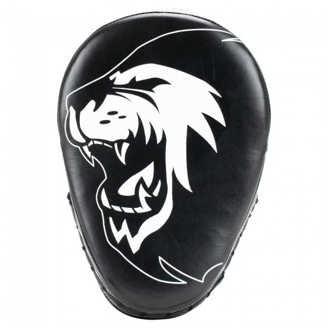 Zwarte Super Pro curved handpads van leer met witte leeuwprint, geschikt voor training en sparren, met comfortabele grip.








