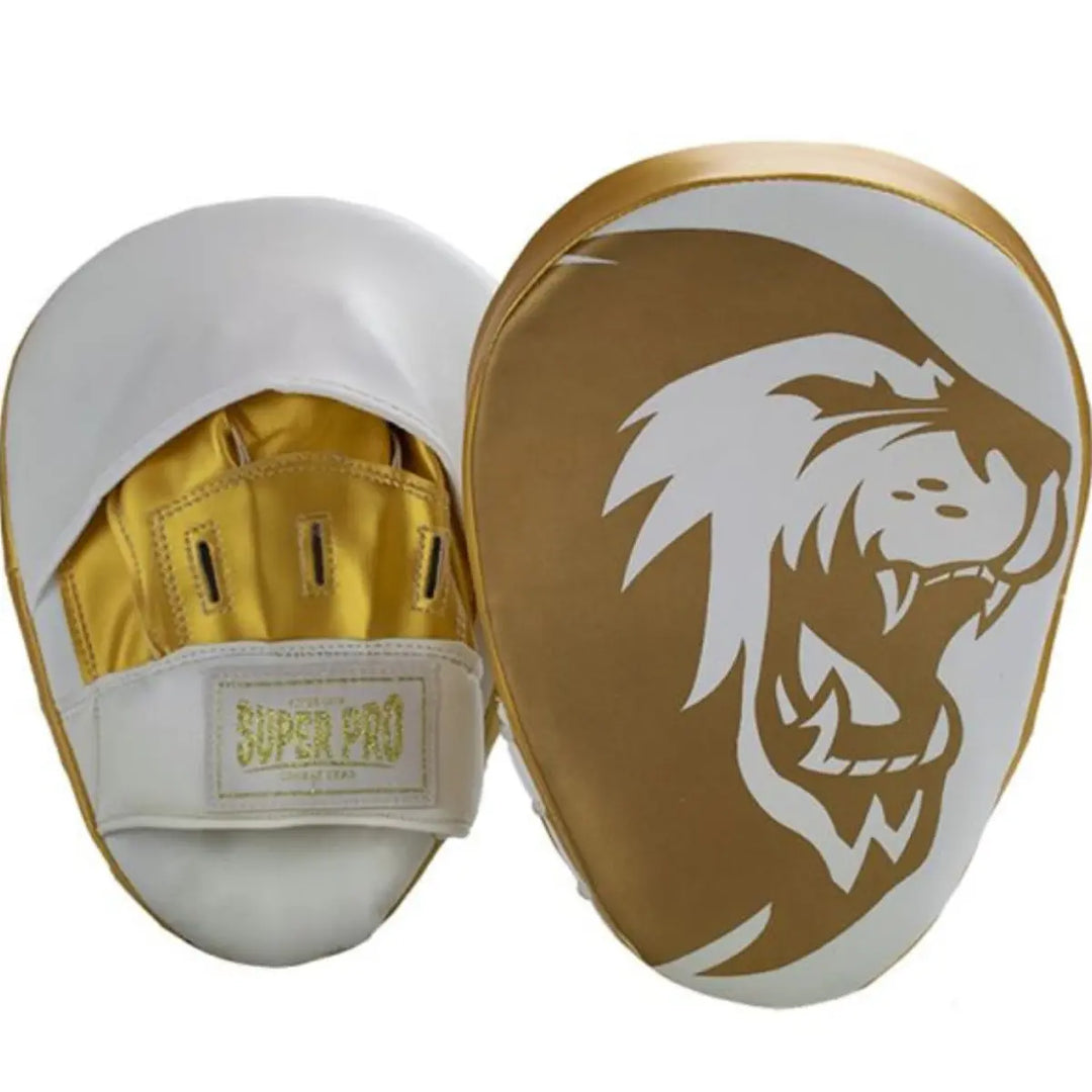 Set Super Pro handpads in wit en goud met leeuwlogo. De combinatie van glanzende gouden accenten en duurzame constructie biedt zowel stijl als functionaliteit voor intensieve bokstrainingen.