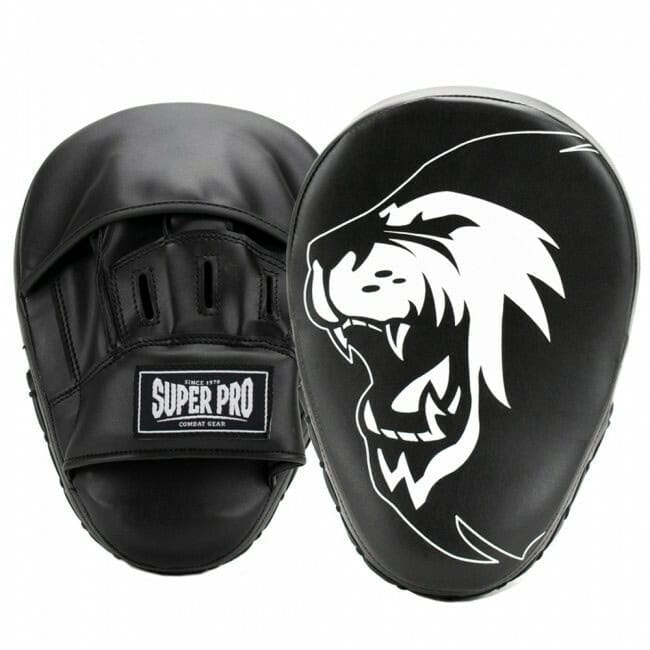 Set van zwarte Super Pro focus pads met wit leeuwendesign. De gebogen vorm biedt perfecte schokabsorptie en nauwkeurige stootcontrole. Gemaakt van hoogwaardig kunstleer met stevige handsteun voor intensieve bokstrainingen.