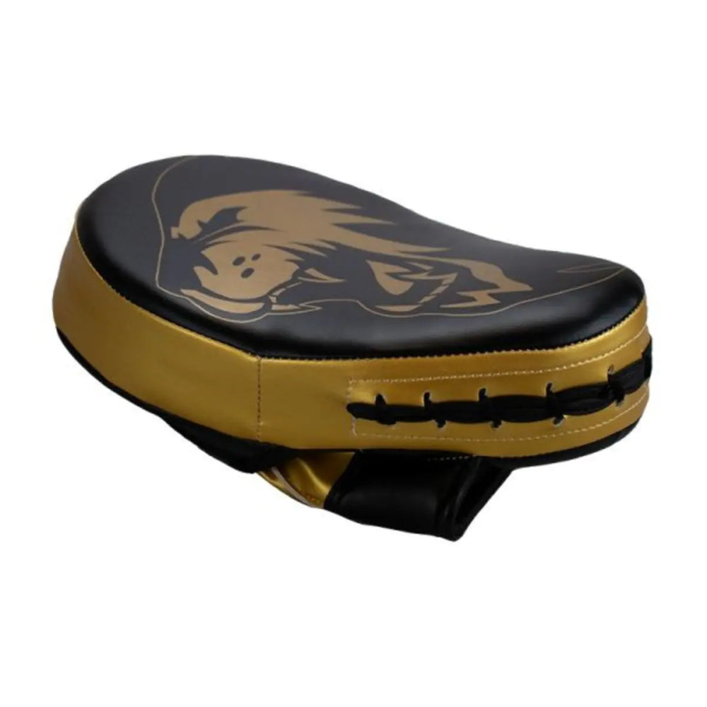 Super Pro focus pad met zwarte bovenkant en gouden zijkant, bedrukt met een leeuwenkop en met vetersluiting aan de zijkant.