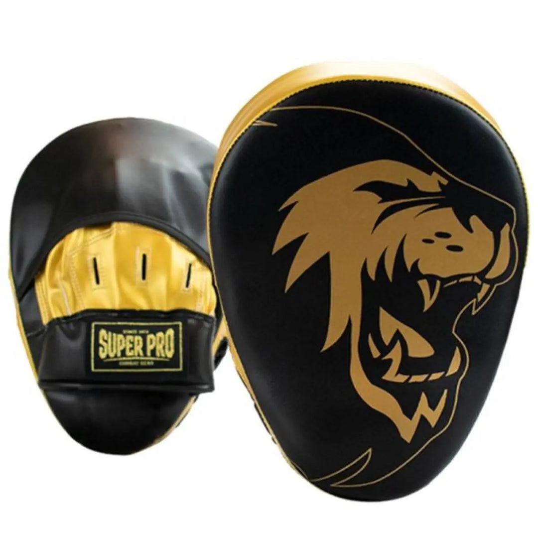 Super Pro focus pad in zwart en goud met een leeuwenkopprint aan de voorkant en een zwarte handgreep met het Super Pro logo aan de achterkant.