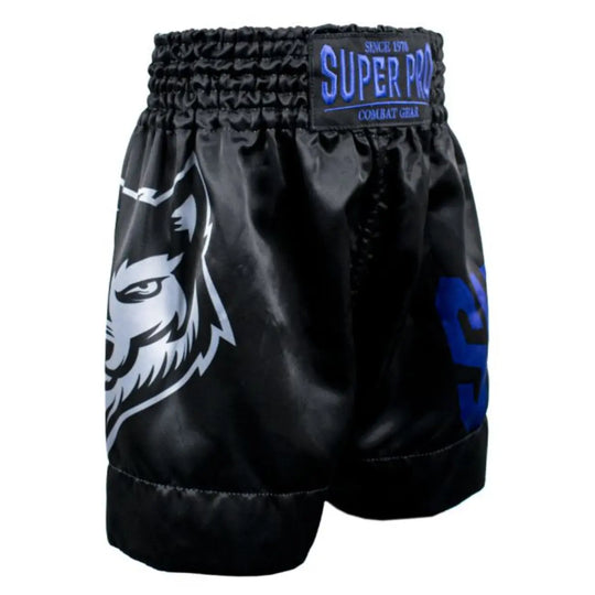 Super Pro Kickboks Broekje Kids Wolf in zwart met blauwe accenten en wolvenprint, voorzien van elastische tailleband en Super Pro logo, ontworpen voor jonge kickboksers tijdens training en wedstrijden.