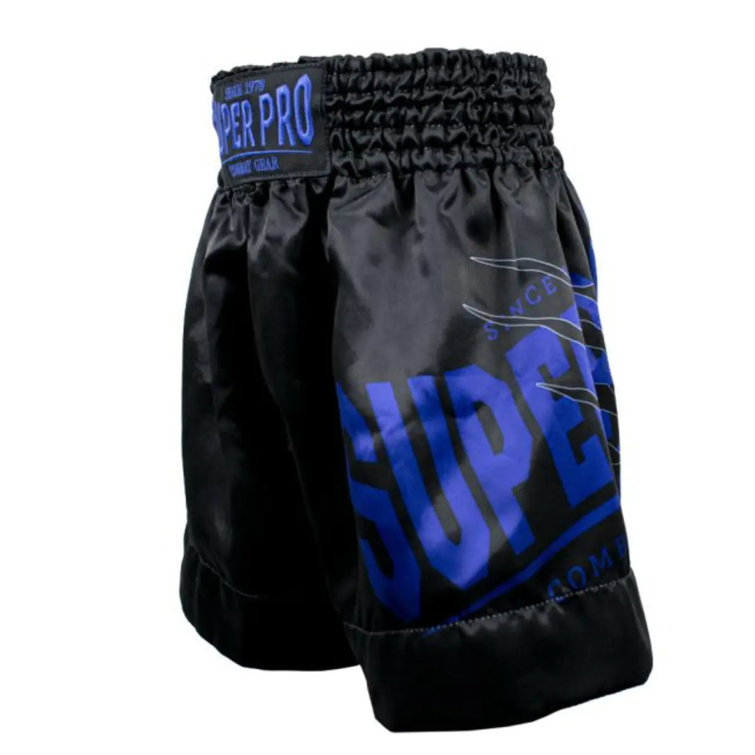 Super Pro Kickboks Broekje Kids Wolf in zwart met blauwe details, Super Pro logo op de zijkant en elastische tailleband, ontworpen voor jonge kickboksers.