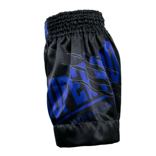 Super Pro Kickboks Broekje Kids Wolf in zwart met blauwe Super Pro opdruk aan de zijkant, elastische tailleband en stevige afwerking voor jonge kickboksers.