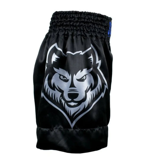 Super Pro Kickboks Broekje Kids Wolf zijkant met grote zilverkleurige wolvenprint, zwarte stof en elastische tailleband, ontworpen voor jonge kickboksers.