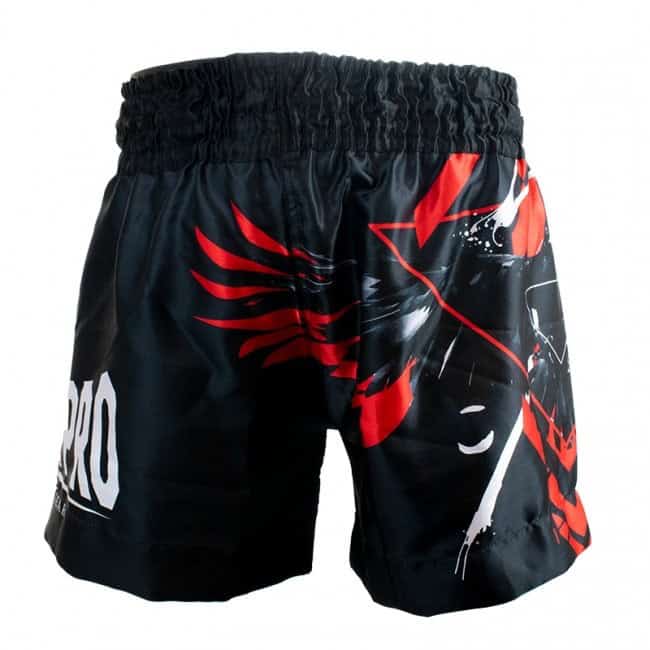 Achterzijde van het Super Pro Kickboks Broekje Raven in zwart met rode en witte vleugelprint, gemaakt voor optimale bewegingsvrijheid en comfort tijdens kickbokstrainingen.