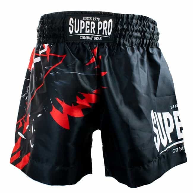 Achterzijde van het Super Pro Kickboks Broekje Raven in zwart met rode accenten en Super Pro Combat Gear-logo, ontworpen voor comfort en bewegingsvrijheid tijdens intensieve kickbokssessies.