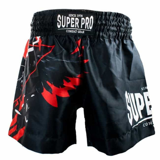 Achterzijde van het Super Pro Kickboks Broekje Raven in zwart met rode accenten en Super Pro Combat Gear-logo, ontworpen voor comfort en bewegingsvrijheid tijdens intensieve kickbokssessies.