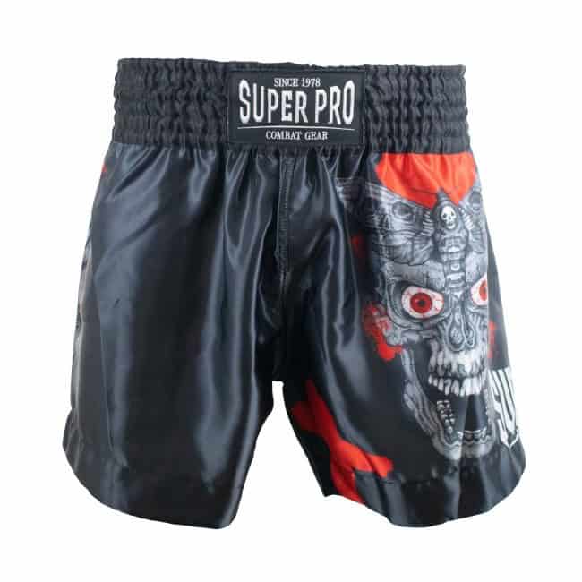 Achterzijde van het Super Pro Kickboks Broekje Raven in zwart met rode accenten en Super Pro Combat Gear-logo, ontworpen voor comfort en bewegingsvrijheid tijdens intensieve kickbokssessies.