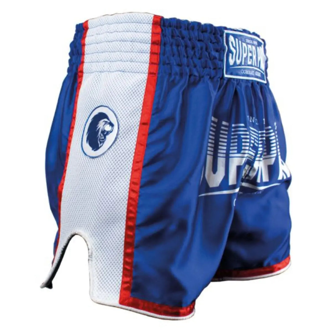 Super Pro kickboks broekje Stripes in blauw met witte mesh zijkant, rode bies en leeuwlogo, zij-achteraanzicht.