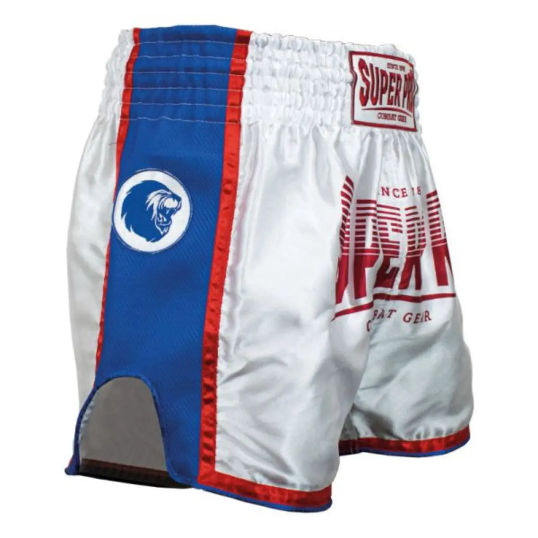 Super Pro kickboksbroekje Stripes wit met rood logo, blauwe zijpanelen en rode biezen.
