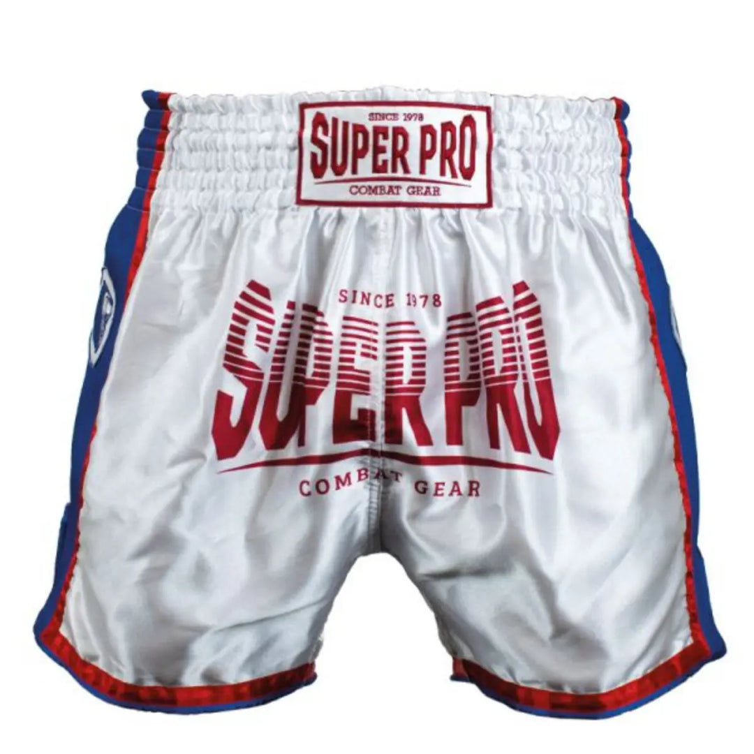 Super Pro kickboksbroekje Stripes wit met groot rood Super Pro logo, blauwe zijkanten en rode bies.