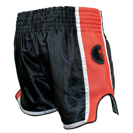 Super Pro kickboks broekje Stripes in zwart satijn met rode mesh zijkant, witte bies en leeuwlogo.