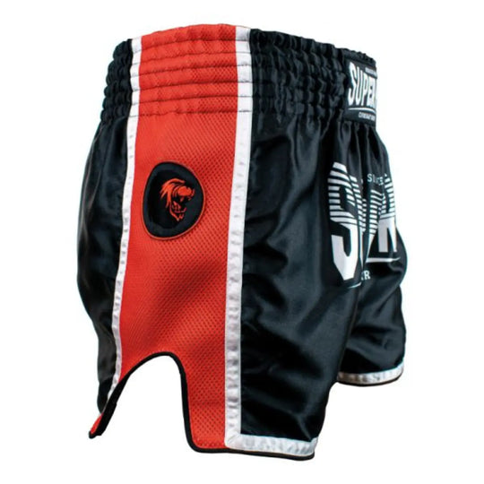 Super Pro kickboks broekje Stripes zwart met rode mesh zijkant, wit afgewerkte bies en leeuwlogo op de zijpanelen.