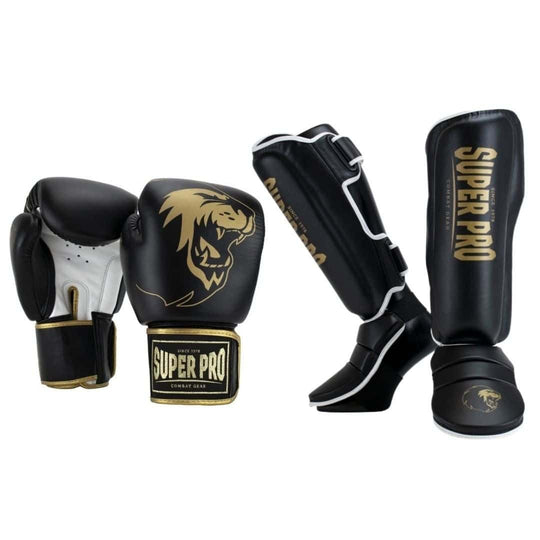 Een zwarte kickboksset met goudkleurige logo's, bestaande uit twee handschoenen met witte handpalmen en twee scheenbeschermers met witte accenten.