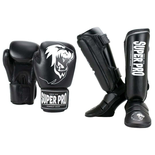 Een complete zwarte kickboksset, bestaande uit bokshandschoenen en scheenbeschermers, met witte Super Pro logo's.