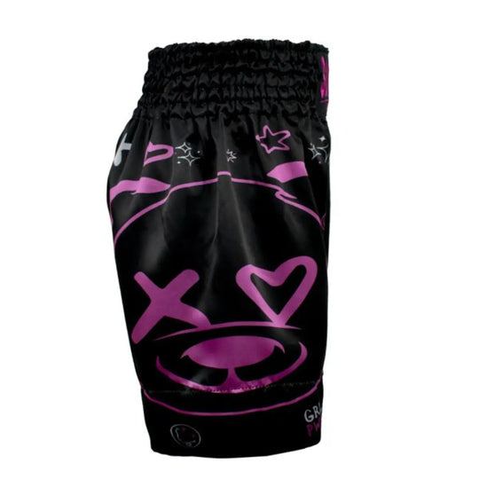 Deze afbeelding toont de achterzijde van het Super Pro Kids Bear kickboksbroekje, met de grote roze berenprint centraal op de stof. De zwarte basis is versierd met speelse witte en roze accenten zoals sterren en kruisjes. De brede elastische tailleband zorgt voor een stevige en comfortabele pasvorm tijdens het trainen.