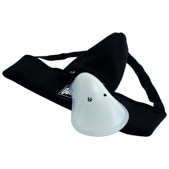 Een zwarte kruisbeschermer of tok, met een brede band en een uitneembare, witte plastic cup, liggend op een witte achtergrond.