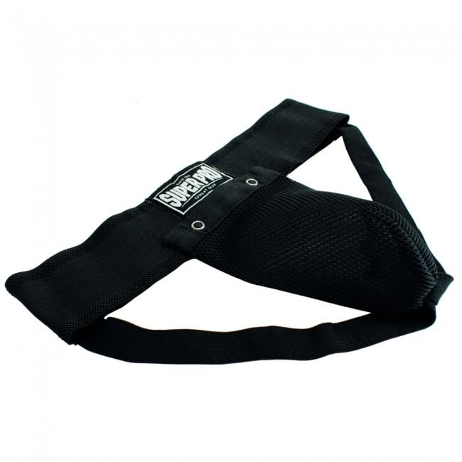 Een zwarte kruisbeschermer (tok) met een breed elastiek en een Super Pro label op de tailleband, liggend op een witte achtergrond.