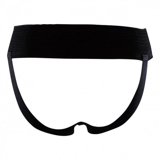 Een zwarte jockstrap of tok met een brede elastische tailleband, gefotografeerd op een witte achtergrond.