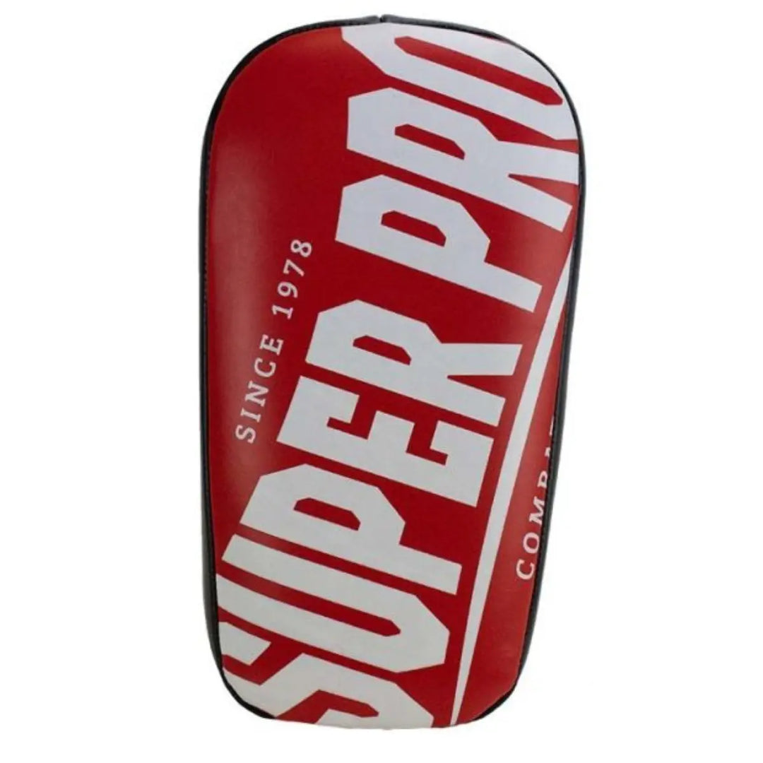 Rood Super Pro armpad met groot wit logo en zwarte zijkanten, ontworpen voor trap- en stoottraining.