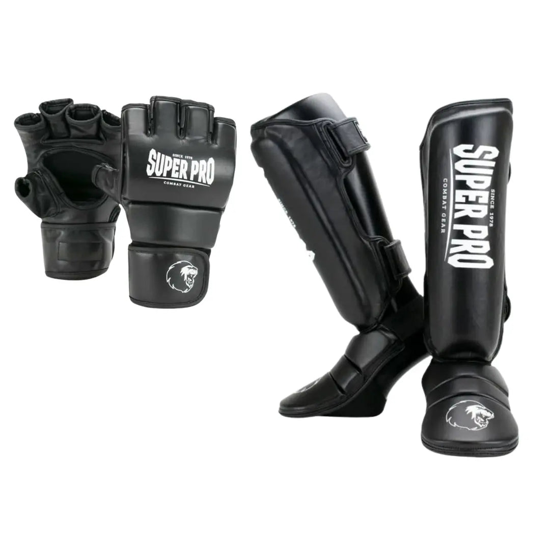 Super Pro zwarte MMA handschoenen gecombineerd met zwarte Super Pro scheenbeschermers met witte logo-opdruk.
