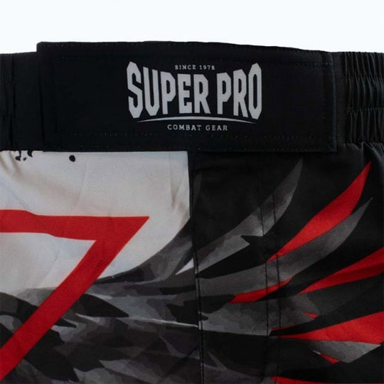 Detailfoto van de tailleband van de Super Pro MMA Shorts Raven met het Super Pro Combat Gear-logo en rood-zwarte grafische print.