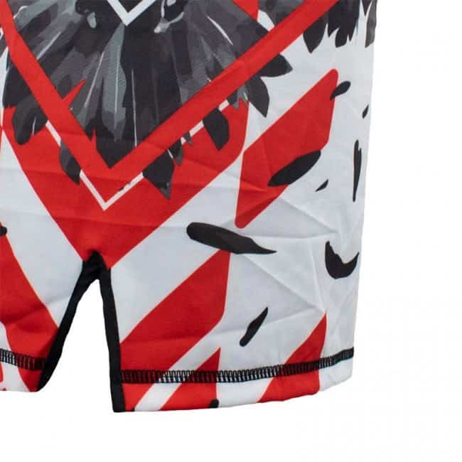 Close-up van de Super Pro MMA Shorts Raven met rood-witte grafische print en zwarte accenten, gemaakt voor optimale bewegingsvrijheid tijdens kickbokstrainingen.