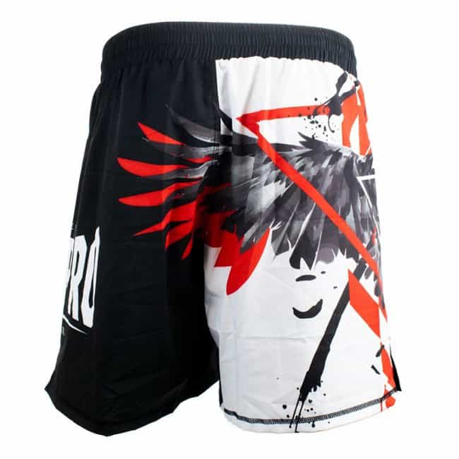 Zijaanzicht van de Super Pro MMA Shorts Raven met een zwart-wit ontwerp en rode vleugelprint, ontworpen voor comfort en bewegingsvrijheid tijdens kickboksen.