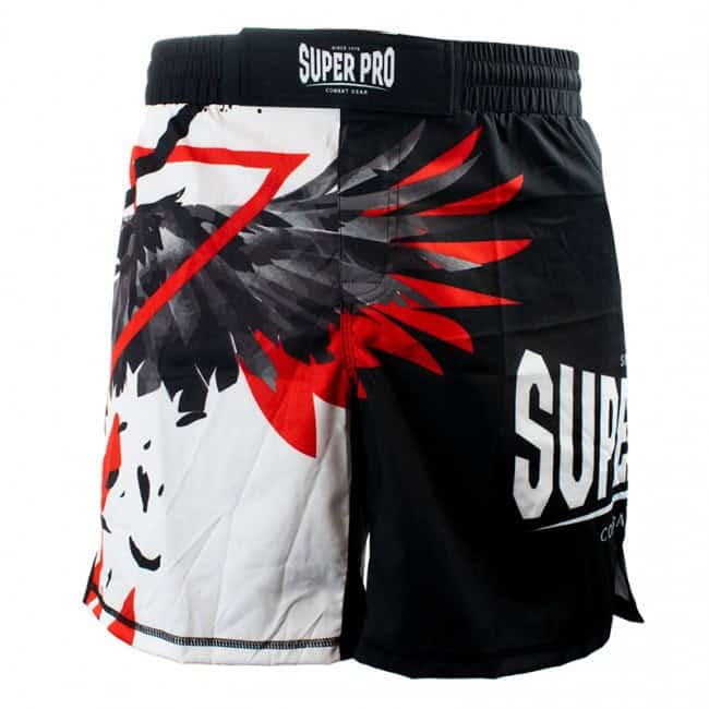 Super Pro MMA Shorts Raven in zwart, wit en rood met vleugelprint en groot Super Pro-logo, ontworpen voor intensieve kickbokstrainingen en maximale bewegingsvrijheid.