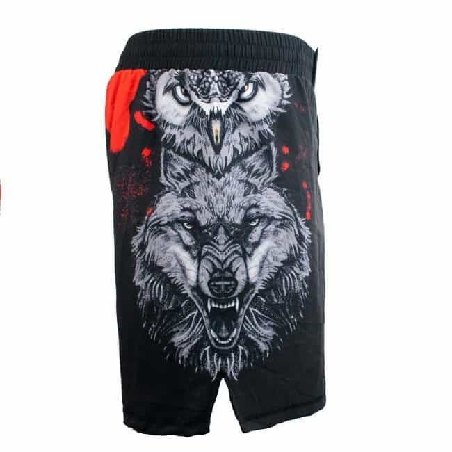 Zijaanzicht van de Super Pro MMA Shorts Skull met een opvallend ontwerp van een uil en wolf in zwart, wit en rood, ideaal voor intensieve kickbokstrainingen.