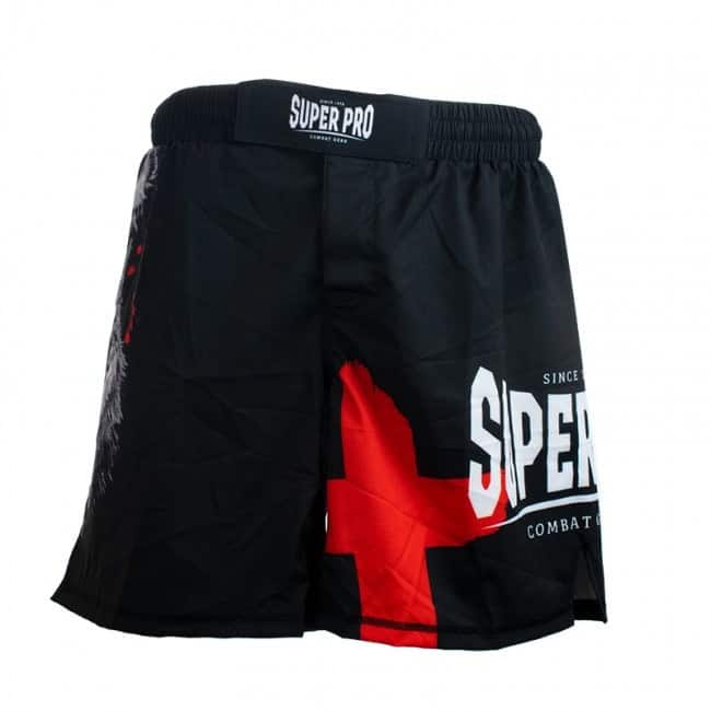 Achterzijde van de Super Pro MMA Shorts Skull in zwart met rood kruis en groot Super Pro-logo, ontworpen voor comfort, bewegingsvrijheid en duurzaamheid tijdens kickbokstrainingen.