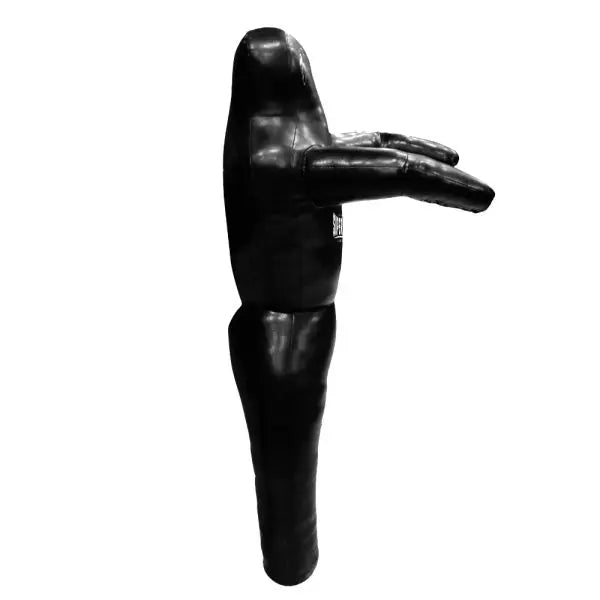 Zijaanzicht van een zwarte Super Pro trainingsdummy gemaakt van duurzaam kunstleer. De dummy heeft realistische armen voor worpen en grapplingtechnieken, ideaal voor judo-, worstel- en BJJ-training.